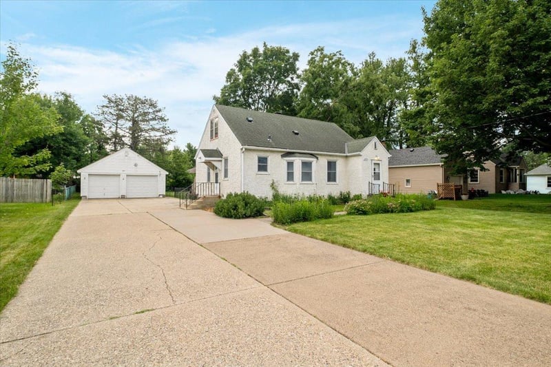 2476 Stillwater Rd E, Maplewood, MN 55119
