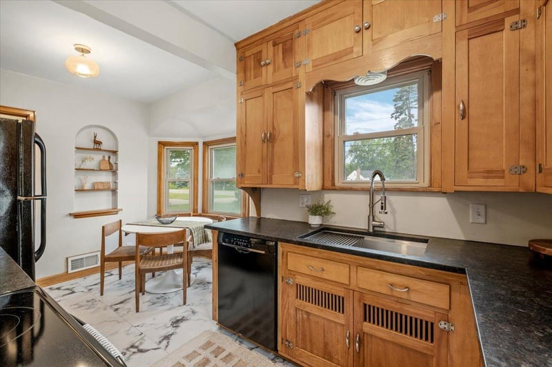 2476 Stillwater Rd E, Maplewood, MN 55119