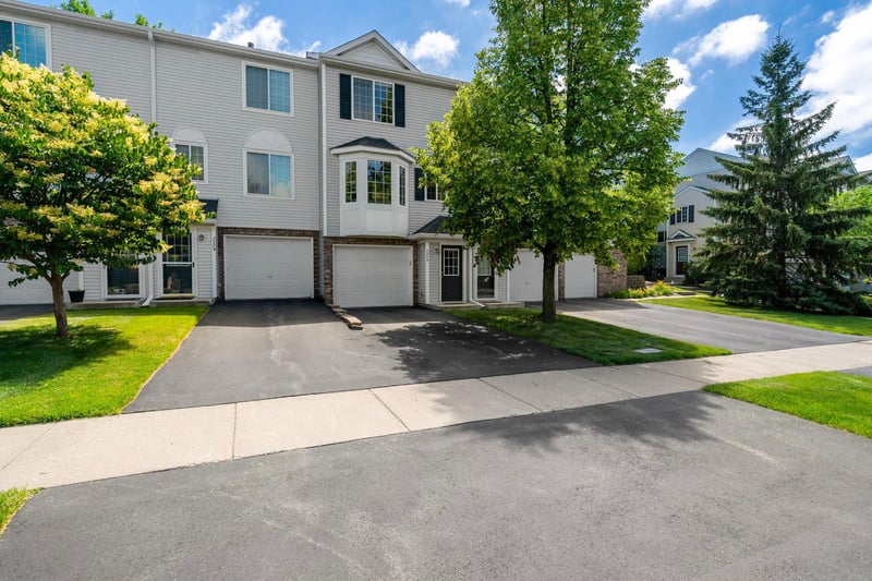 7772 Arboretum Village Cir, Chanhassen, MN 55317