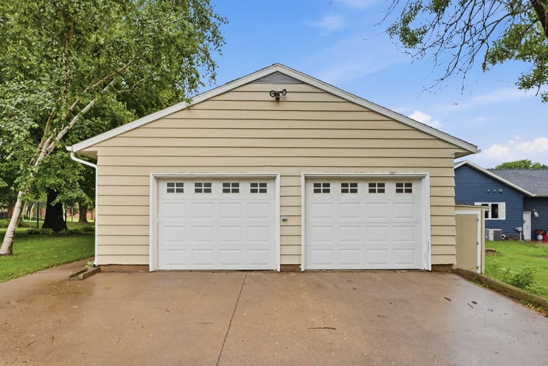 309 5th Ave SE, Melrose, MN 56352