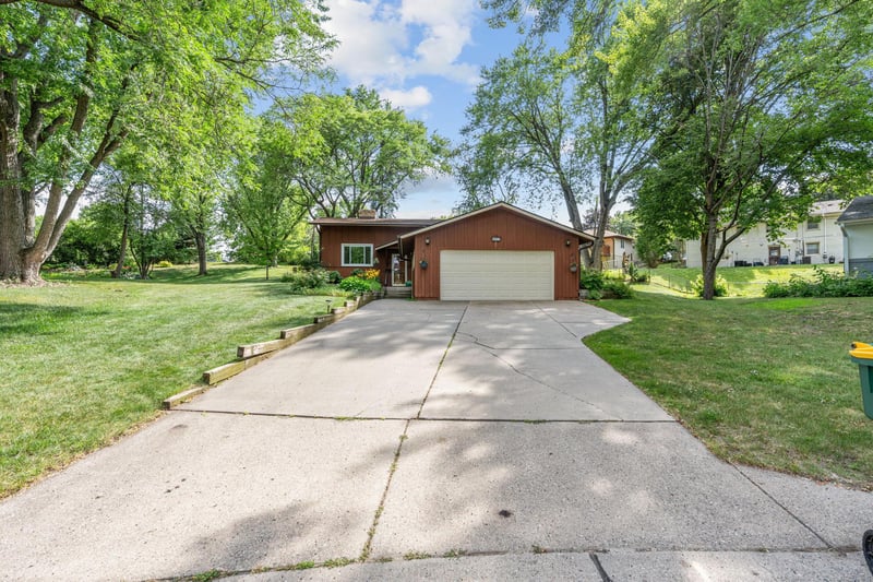 6041 Sumter Pl N, New Hope, MN 55428