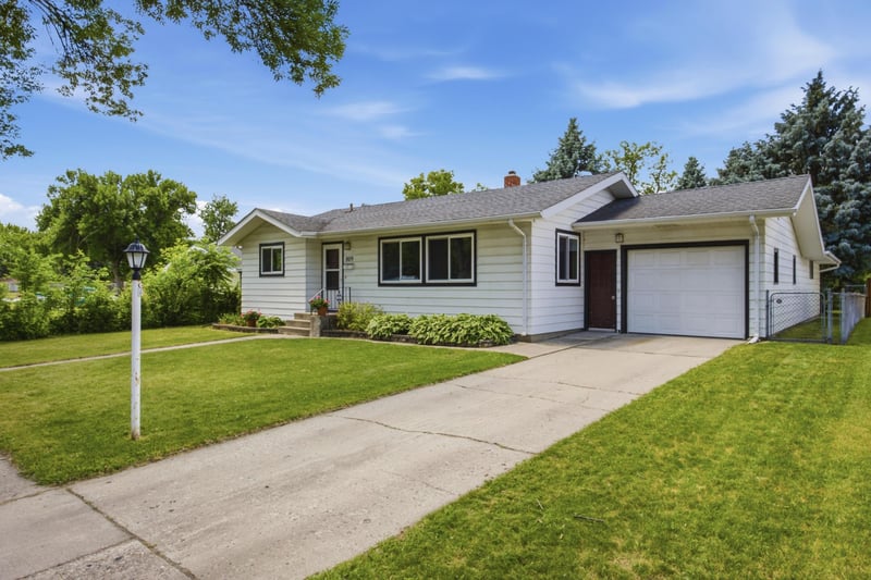 809 19th St N, Moorhead, MN 56560