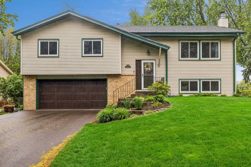 710 Clearbrook Ln, Vadnais Heights, MN 55127