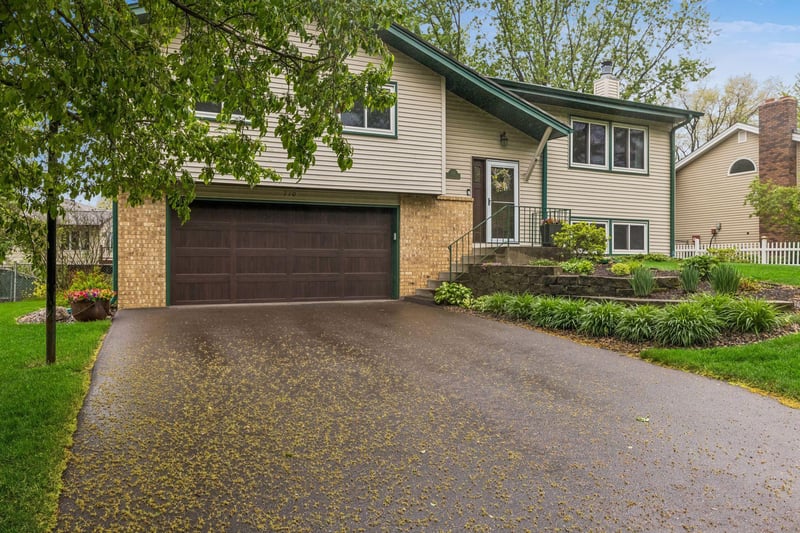710 Clearbrook Ln, Vadnais Heights, MN 55127