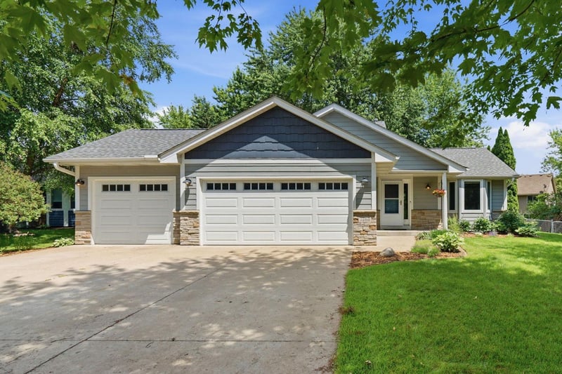 7164 Gray Heron Dr, Circle Pines, MN 55014