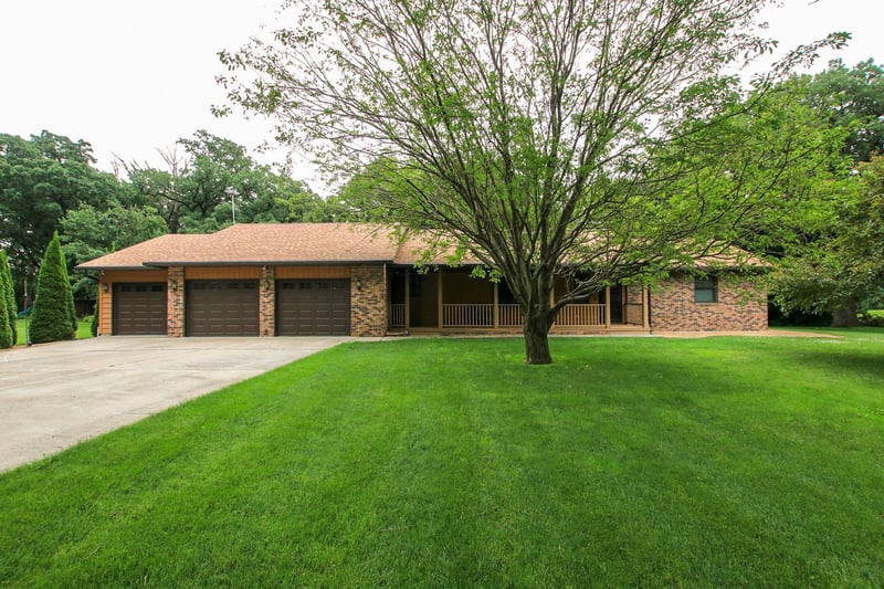 19634 Skyview Cir, Hutchinson, MN 55350