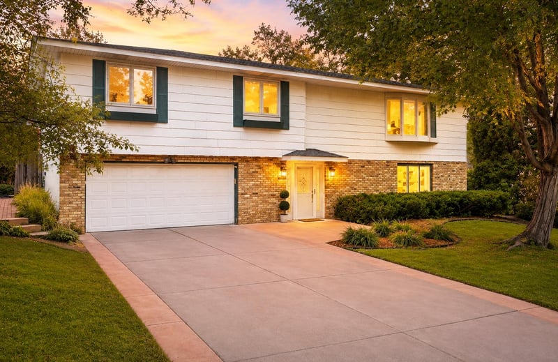 2863 Aglen St, Roseville, MN 55113