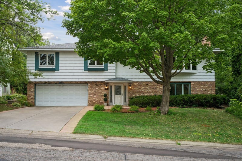 2863 Aglen St, Roseville, MN 55113