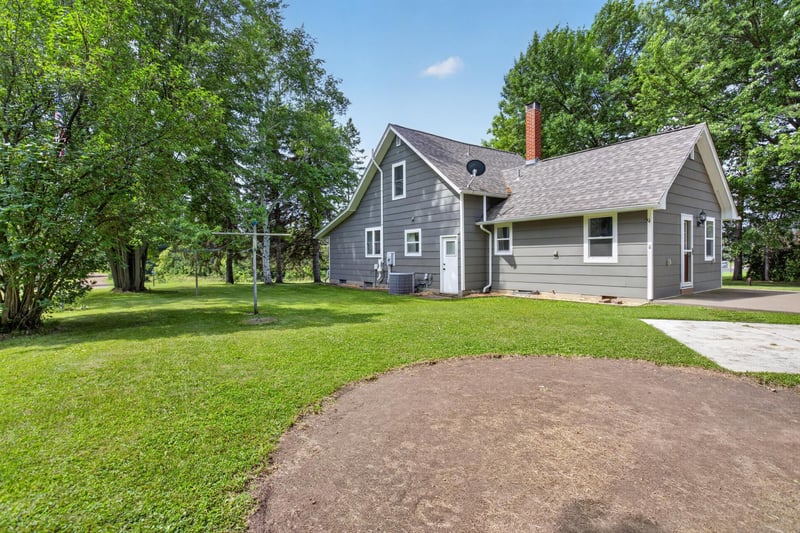 500 8th St SE, Braham, MN 55006