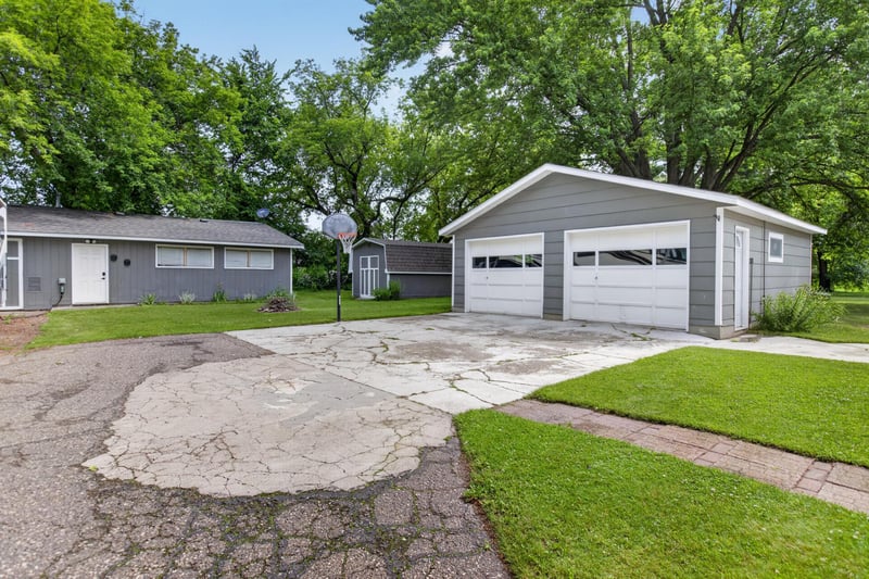500 8th St SE, Braham, MN 55006
