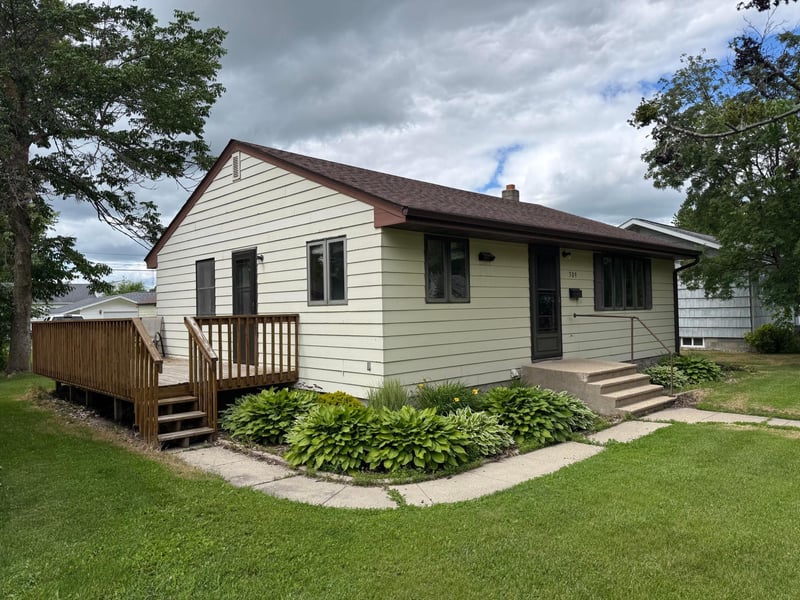 309 7th Ave NE, Roseau, MN 56751