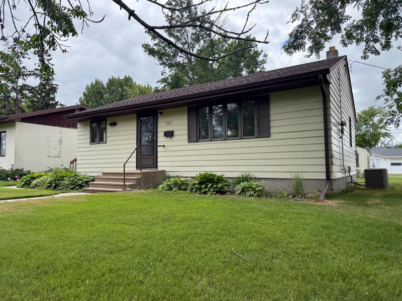 309 7th Ave NE, Roseau, MN 56751