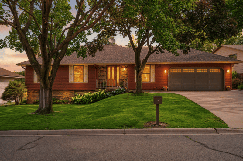 108 Knoll Cir E, Burnsville, MN 55337