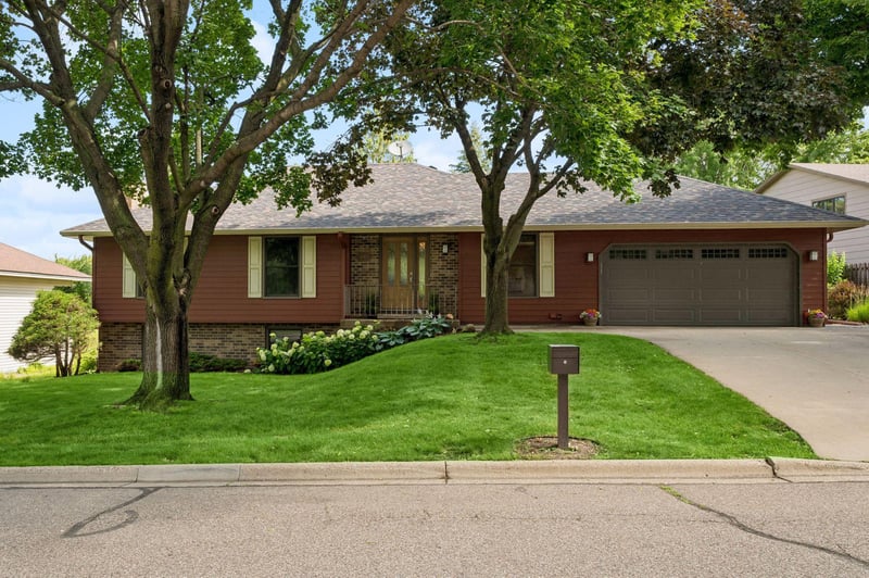 108 Knoll Cir E, Burnsville, MN 55337