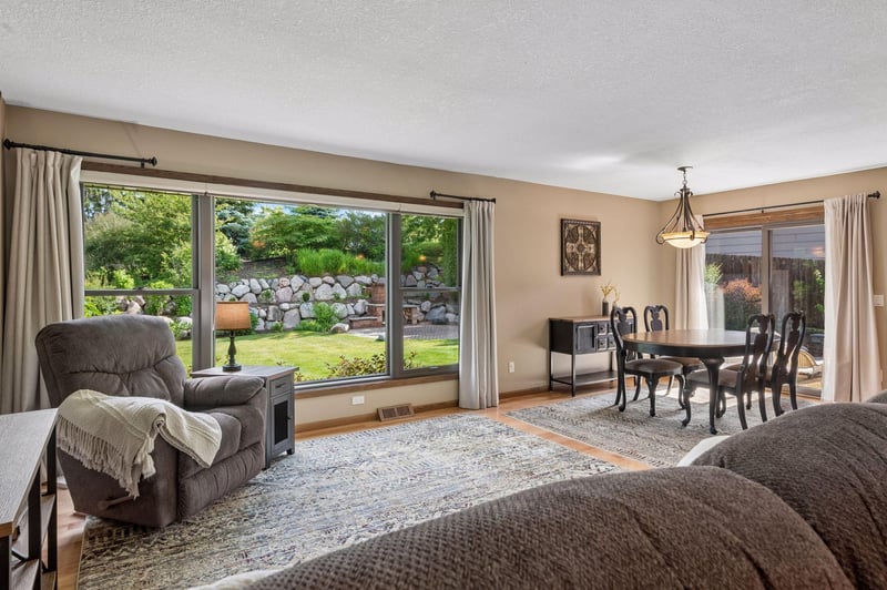 108 Knoll Cir E, Burnsville, MN 55337
