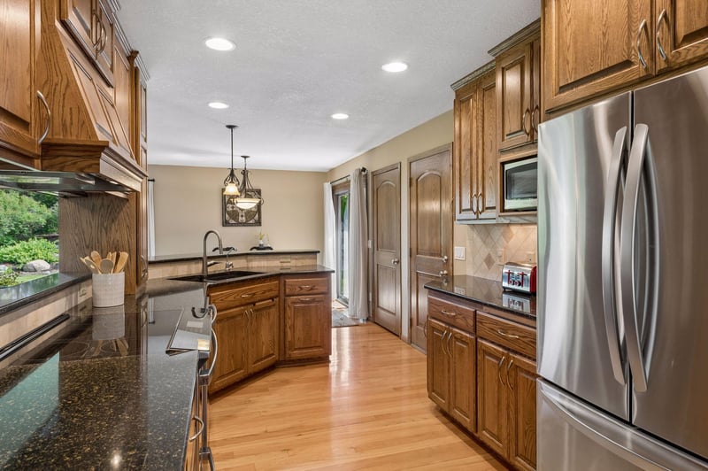 108 Knoll Cir E, Burnsville, MN 55337