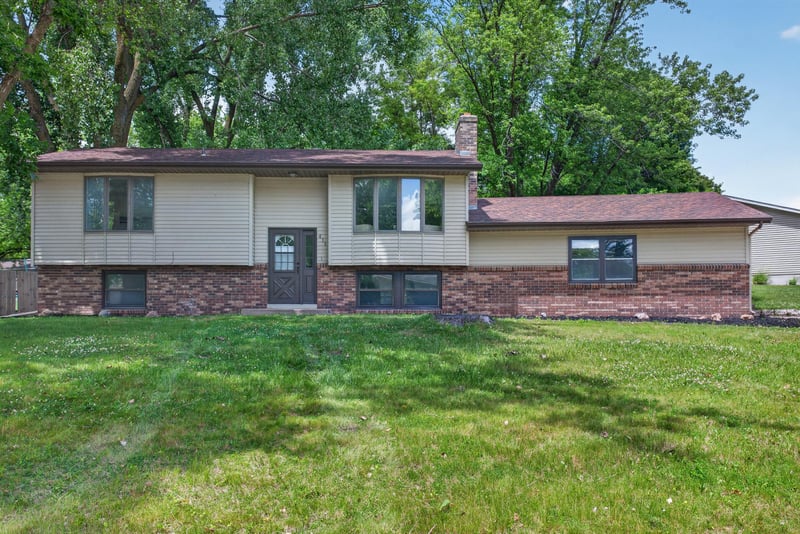 411 Adams Dr W, Young America, MN 55397