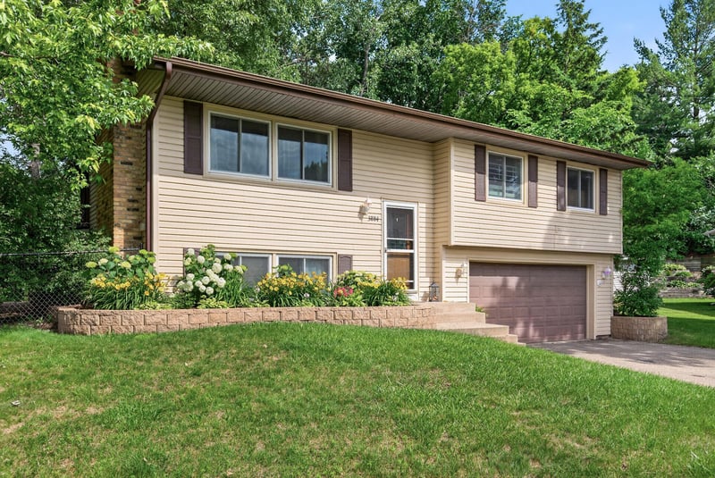 3884 Calcite Dr, Eagan, MN 55122