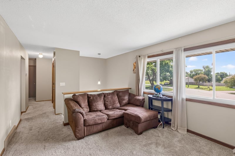 3884 Calcite Dr, Eagan, MN 55122