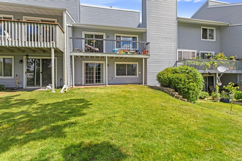 142 Canabury Ct, Little Canada, MN 55117