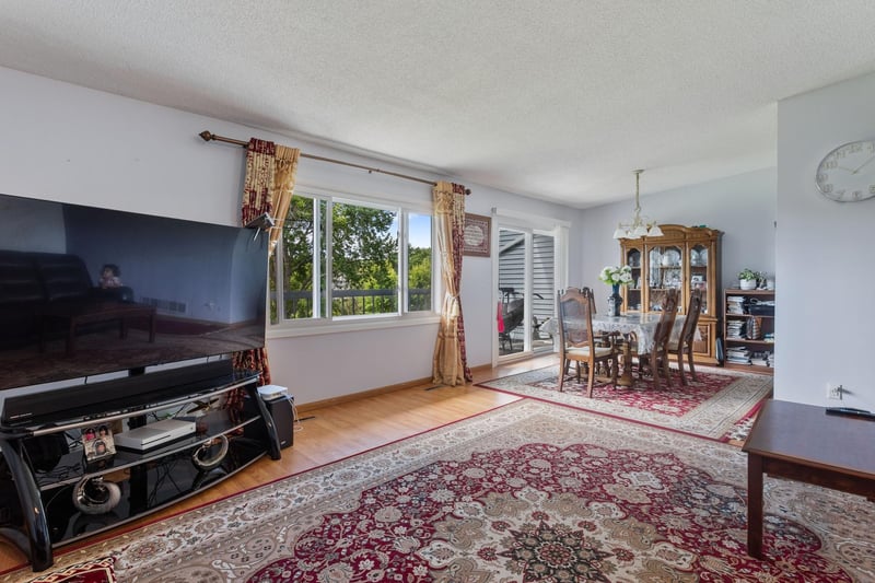 142 Canabury Ct, Little Canada, MN 55117