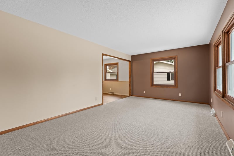 511 6th St NE, Stewartville, MN 55976