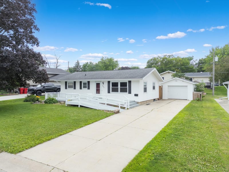 511 6th St NE, Stewartville, MN 55976