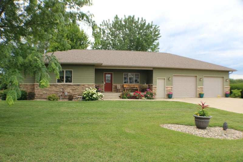 409 Fox Lake Ave, Sherburn, MN 56171