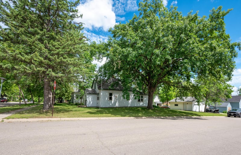 402 7th St NE, Staples, MN 56479