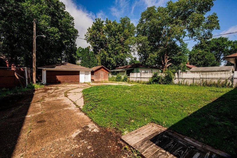415 10th St S, Moorhead, MN 56560