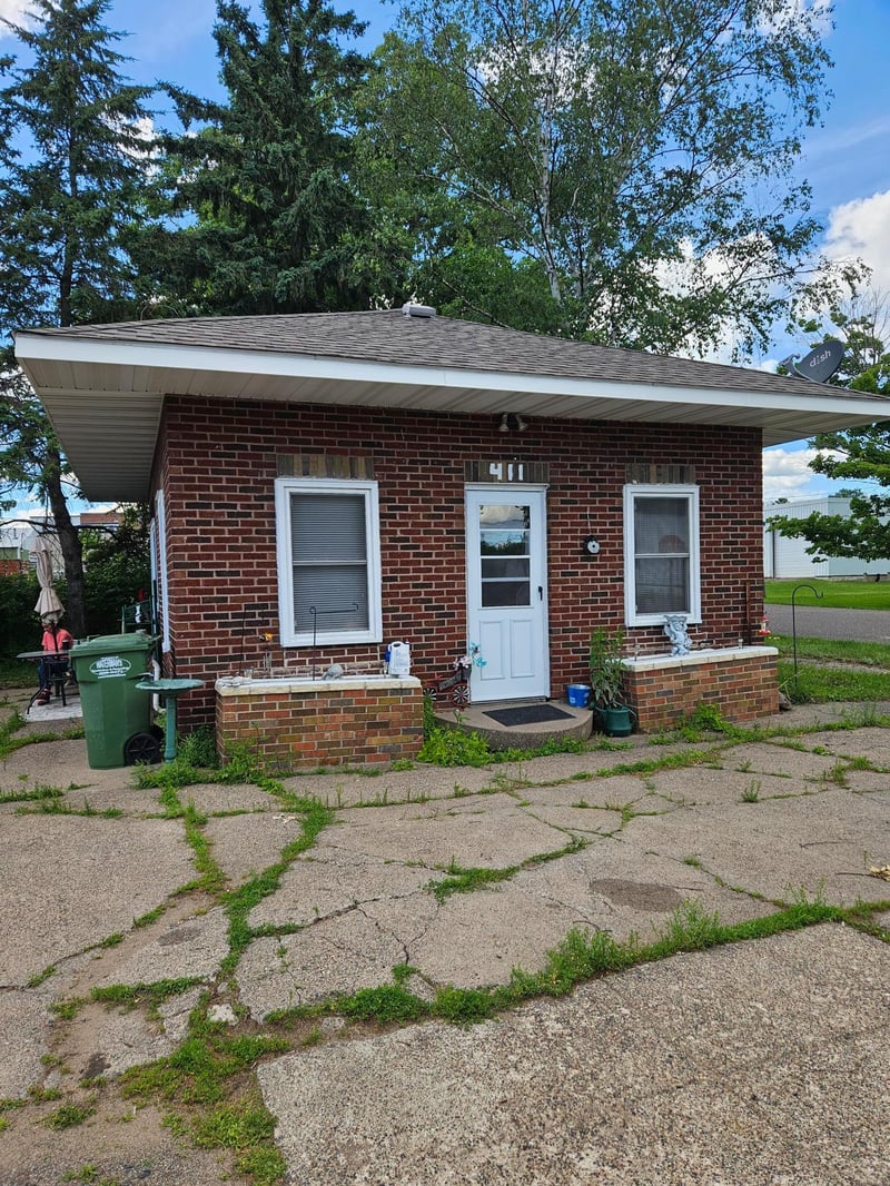 411 5th St, Clear Lake, WI 54005