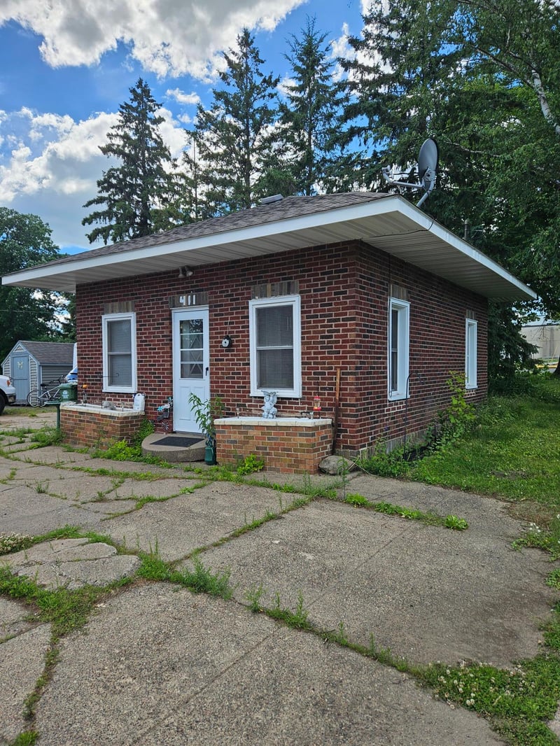 411 5th St, Clear Lake, WI 54005