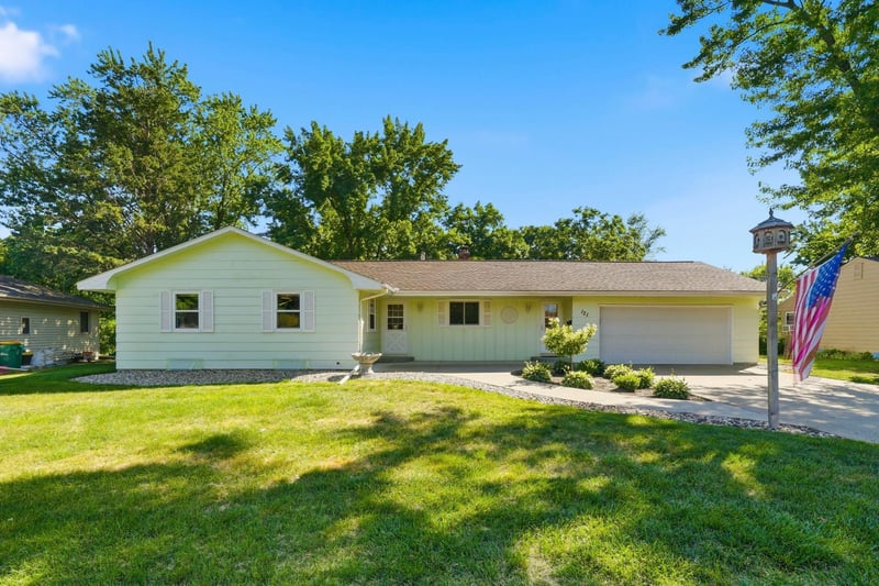 121 Hillcrest Dr, Belle Plaine, MN 56011