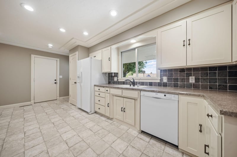 121 Hillcrest Dr, Belle Plaine, MN 56011