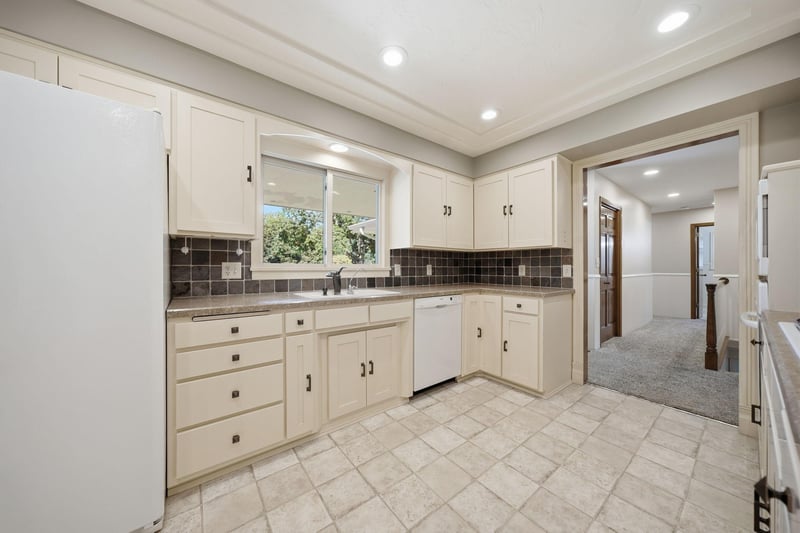 121 Hillcrest Dr, Belle Plaine, MN 56011