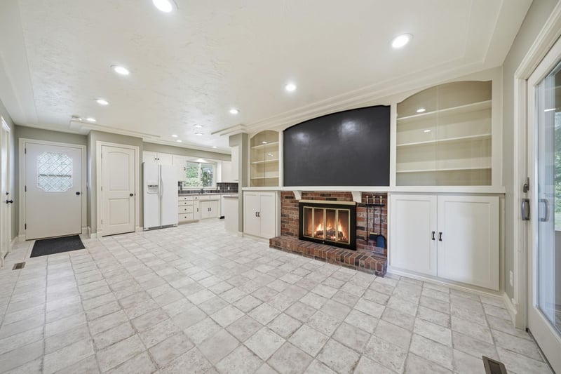 121 Hillcrest Dr, Belle Plaine, MN 56011