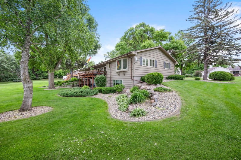 830 Lakewood Dr SW, Hutchinson, MN 55350