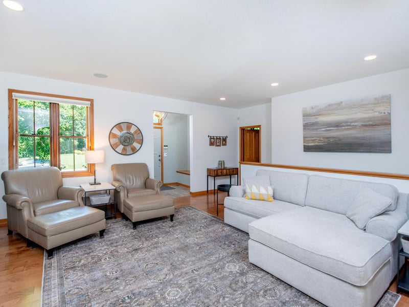 814 New Century Blvd S, Maplewood, MN 55119