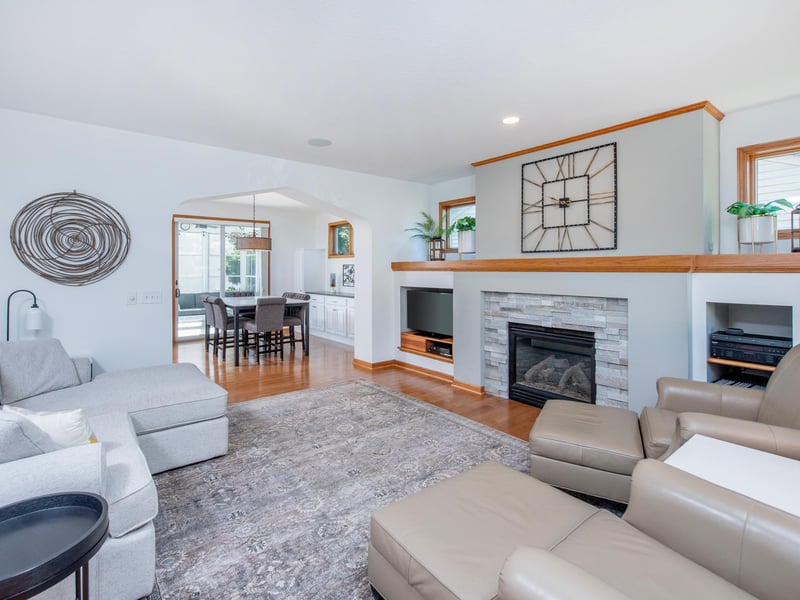 814 New Century Blvd S, Maplewood, MN 55119