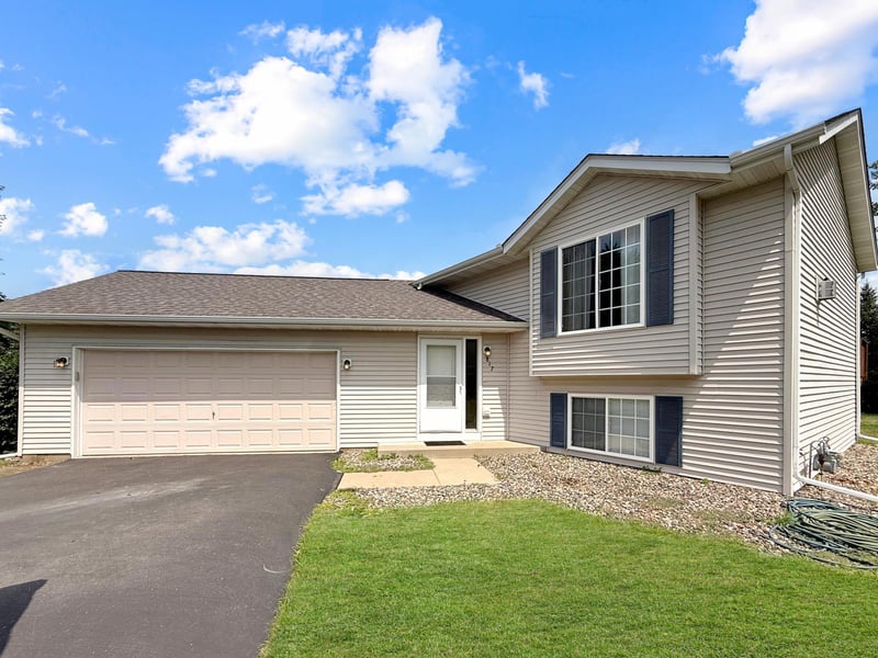 817 Daniel Dr, Belle Plaine, MN 56011
