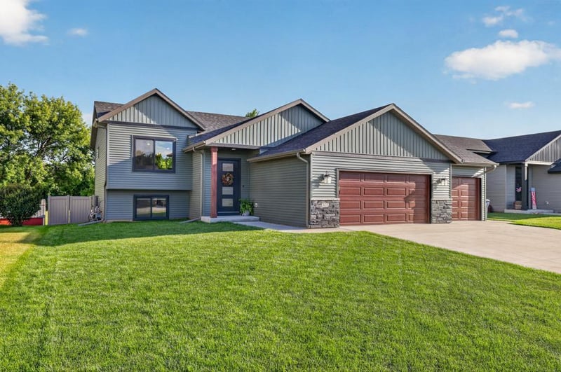 419 Skogen Dr, Kenyon, MN 55946