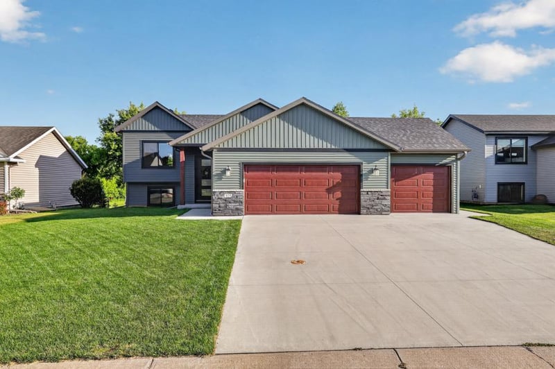 419 Skogen Dr, Kenyon, MN 55946