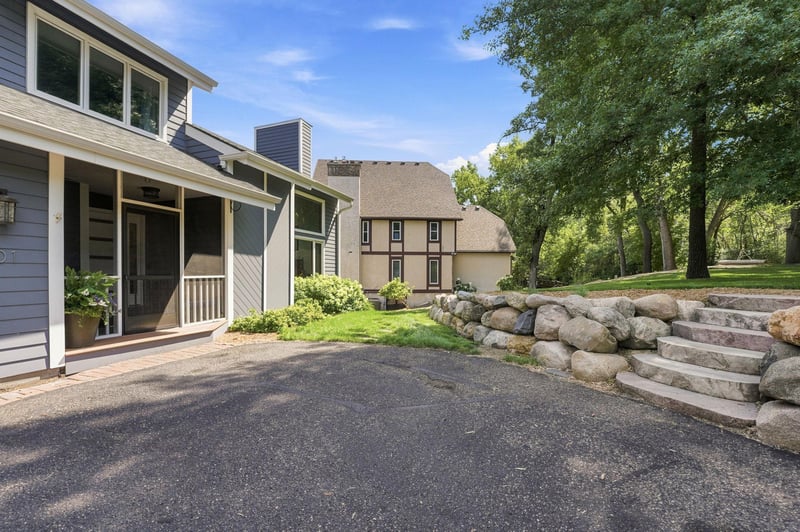 8601 Chalet Rd, Bloomington, MN 55438