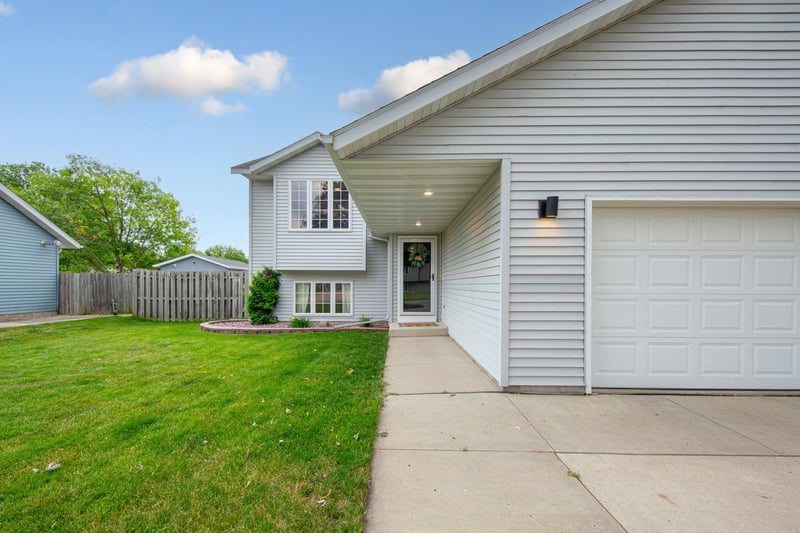 435 Lilac Ln, Madison Lake, MN 56063