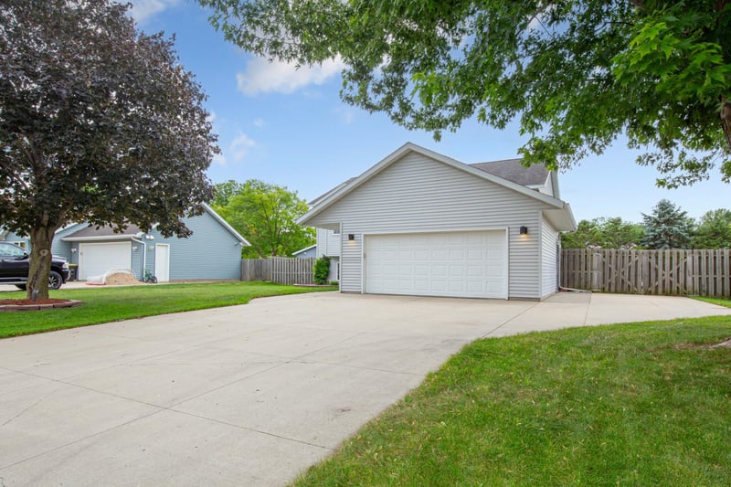 435 Lilac Ln, Madison Lake, MN 56063