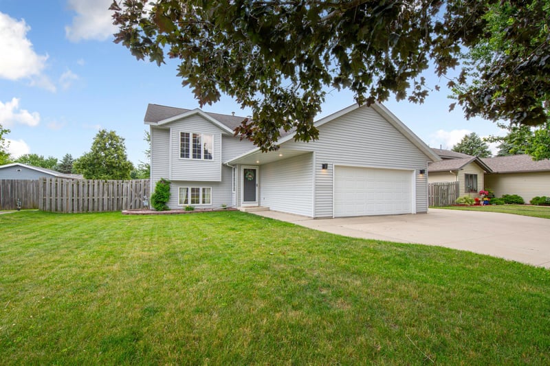 435 Lilac Ln, Madison Lake, MN 56063
