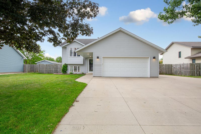 435 Lilac Ln, Madison Lake, MN 56063