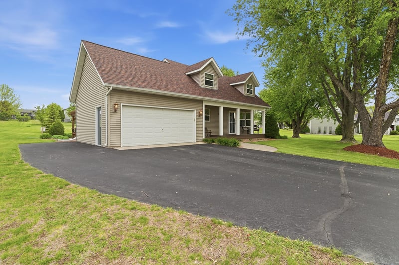4488 Roberds Lake Trl, Faribault, MN 55021