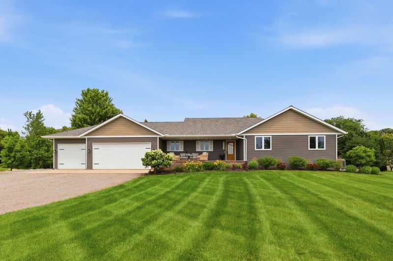 19436 Memory Cir, Hutchinson, MN 55350