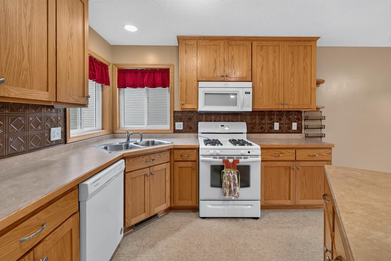 806 Marion St SE, Isanti, MN 55040